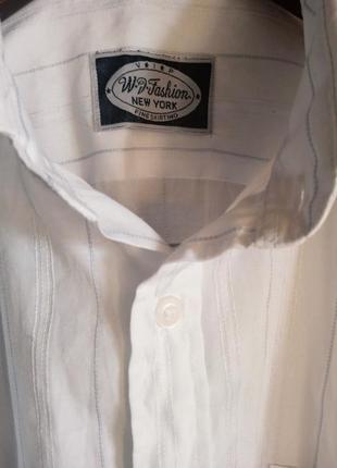 Белая рубашка в серую полосочку.
