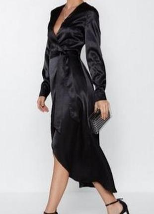 Черное атласное вечернее платье с декольте шлейфом и глубоким ...