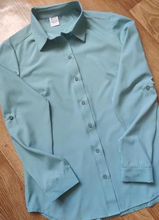 Классическая нежно-зеленая рубашка из легкой облегченного софт...