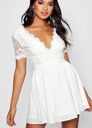 Очень красивое белоснежное платье с кружевом