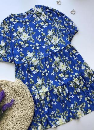 Блакитна сукня в квіти вільного крою