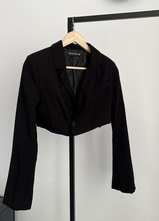 Укороченный черный пиджак