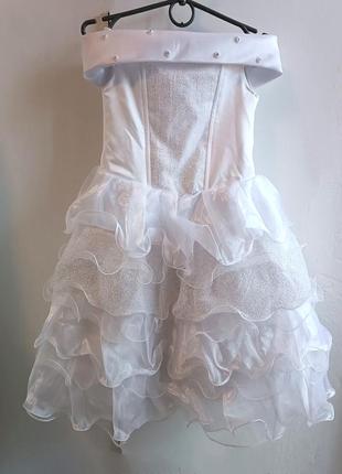 Шикарна святкова біла ошатна сукня