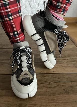 Стильные женские кроссовки