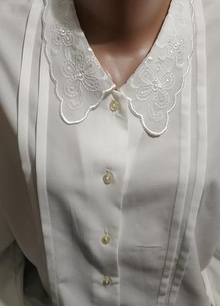 Праздничная белая блуза.