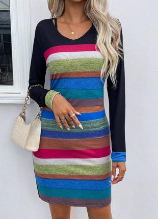 Разноцветное платье с длинными рукавами