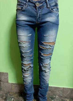 Рваные женские облегающие джинсы