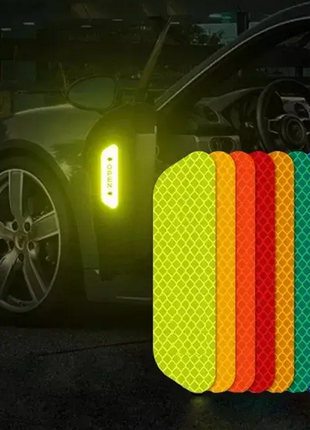 Светоотражающие наклейки на двери авто 4 шт. одного цвета.