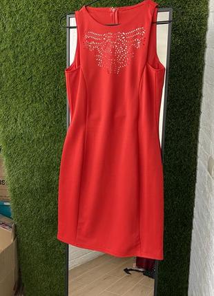 Красное классическое платье