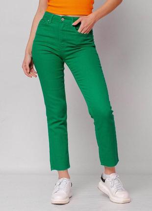 Зеленые яркие джинсы с необработанным краем