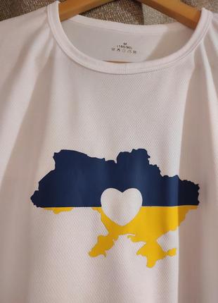 Патриотическая белая футболка с принтом украина в сердце