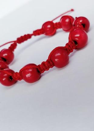 Плетеный браслет с деревянными бусинами (красная нитка) ′redw′