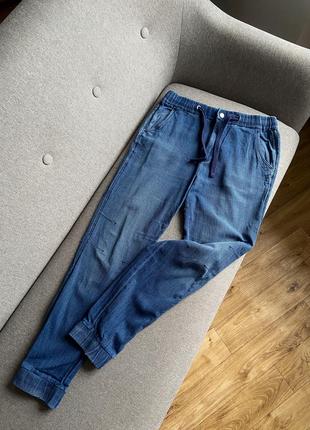 Голубые мужские джинсы