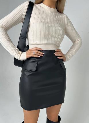 Кожаная юбка мини с накладними карманами черный