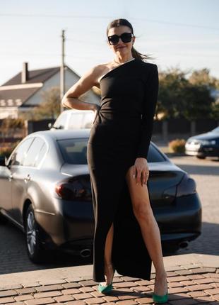 Асимметричное черное платье с вырезом на ноге