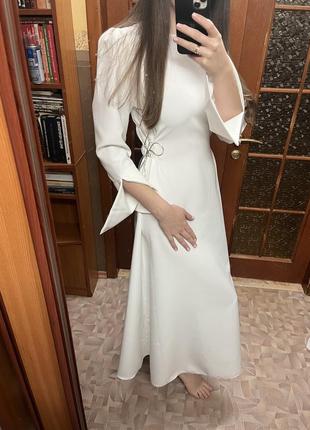 Біла нова сукня