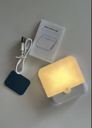 Светодиодный светильник с датчиком движения, зарядка через USB.