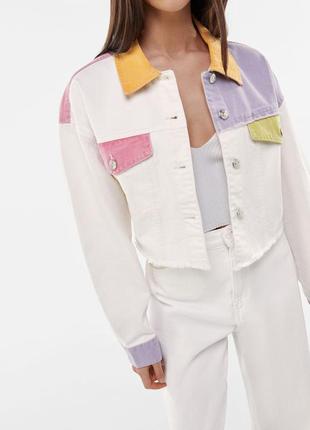 Белая джинсовая куртка с цветными частями, s