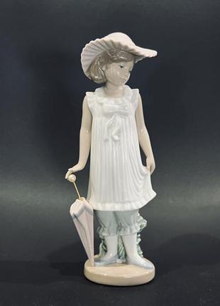Фарфоровая статуэтка девушка с зонтиком nao