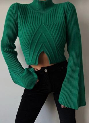 Укороченый свитер с розклешонными рукавами зеленый