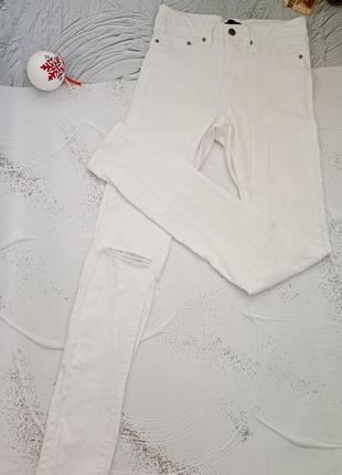 Женские белые джинсы с рваными коленями🤍