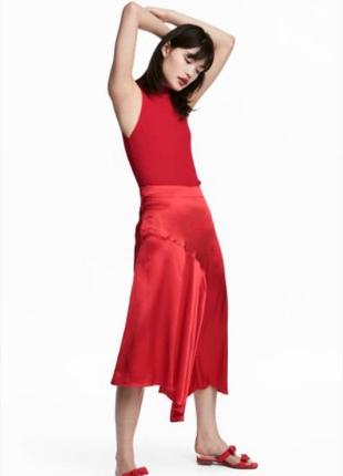 Ярко-красная шелковая юбка асимметричного кроя