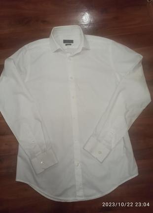 Рубашка zara белого цвета, размер s, крой приталенный