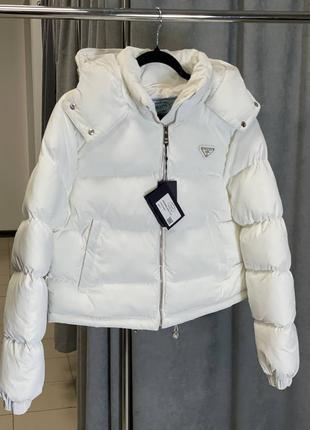 Жіноча куртка prada в білому кольорі