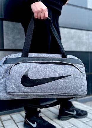 Дорожня сумка Nike.