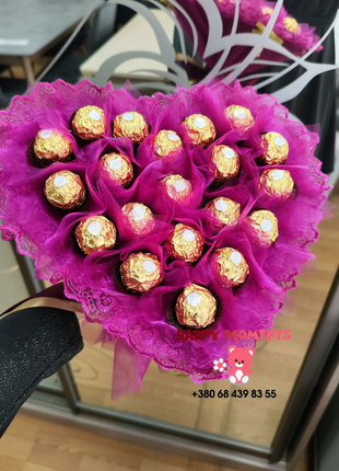 Букет с конфетами Ferrero Rocher в форме сердца в день влюбленных