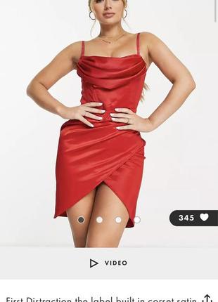 Красное атласное платье с корсетом