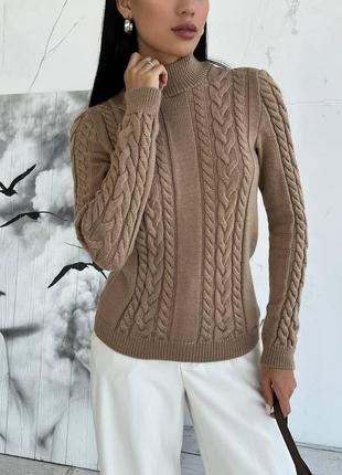 Стильный вязаный свитер с узором косы