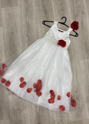 Платье tigerlily, белое фатиновое платье с красными лепестками.
