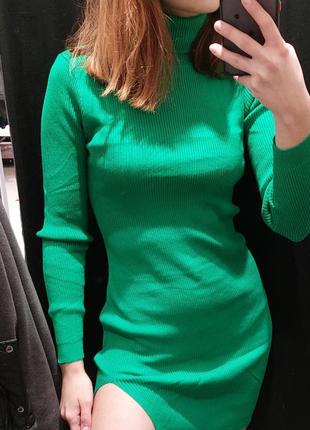 Яскрава зелена сукня в рубчик