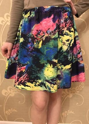 Очень красивая и стильная юбка в ярких разноцветных абстракциях.