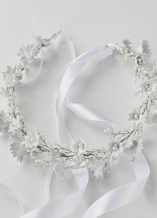Білий віночок з намистин у весільну зачіску