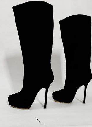 Кожаные замшевые сапоги на каблуке от бренда  yves saint laurent