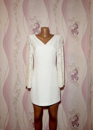 Белое нарядное короткое платье с широким сетевым рукавом