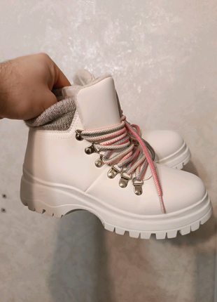 Новые ботинки кроссовки. Белые утеплённые 37,38,39 размер