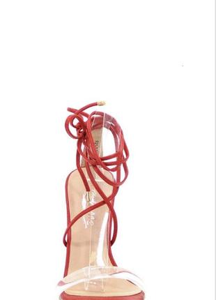 Красные туфли на шпильке с завязками с селеновым передком