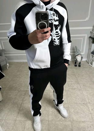 Чорно-білий чоловічий спортивний костюм
