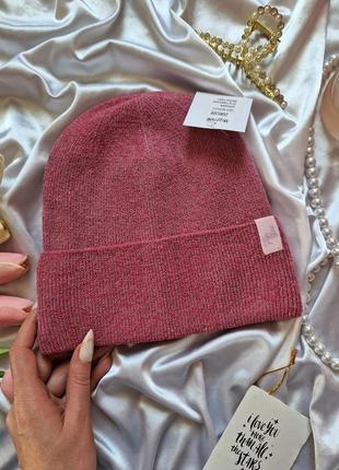 Малиновая розовая шапка на флисе в рубчик с подворотом