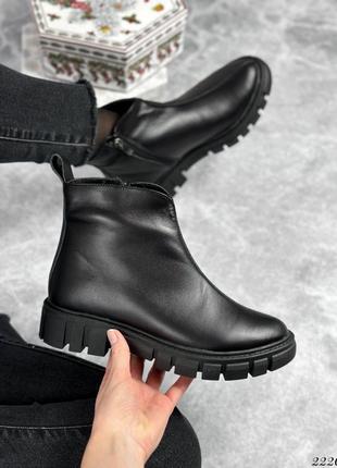 Шкіряні зимові черевики у чорному кольорі