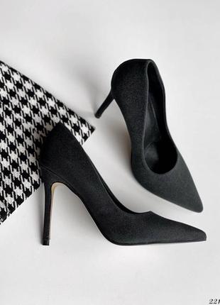 Класичні туфлі човники на шпильці у чорному кольорі з блискітками