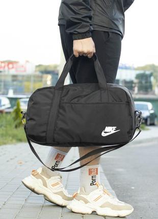 Спортивная сумка nike черного цвета на 22 литра для тренировок...