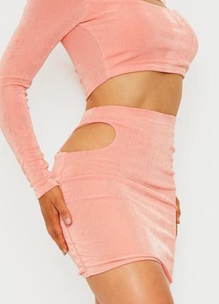 Розовая мини юбка с вырезом от prettylittlething