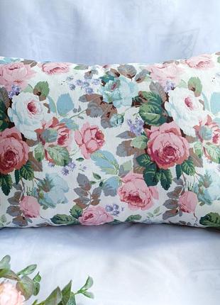 Декоративная  подушка 30*45 с розами для декора интерьера