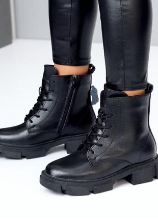 Шкіряні черевики зимові у чорному кольорі