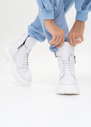 Белые высокие ботинки с пряжками, размер 37