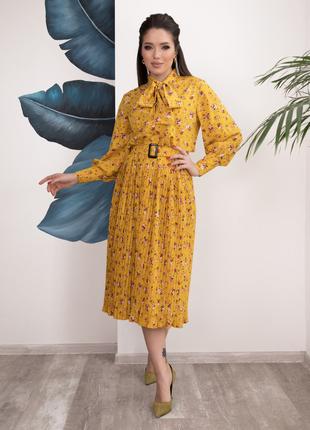 Горчичное цветочное платье-рубашка с плиссировкой, размер S